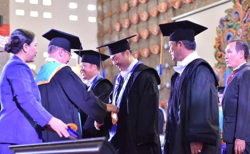 Rektor Undiksha, Prof. I Wayan Lasmawan melakukan pengukuhan enam orang guru besar baru.