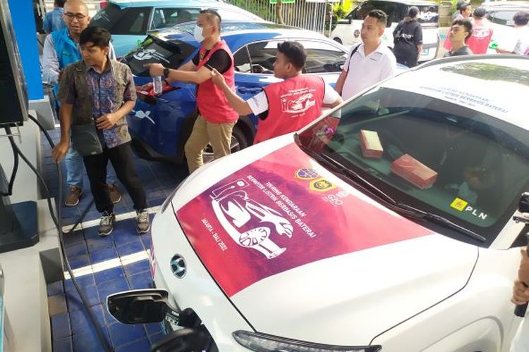 Touring kendaran bermotor listrik berbasis baterai Jakarta - Bali, tiba di Jembrana untuk mengisi ulang daya di ULP PLN Negara, Kamis (10/11). Pemerintah mendukung perkembangan kendaraan listrik.