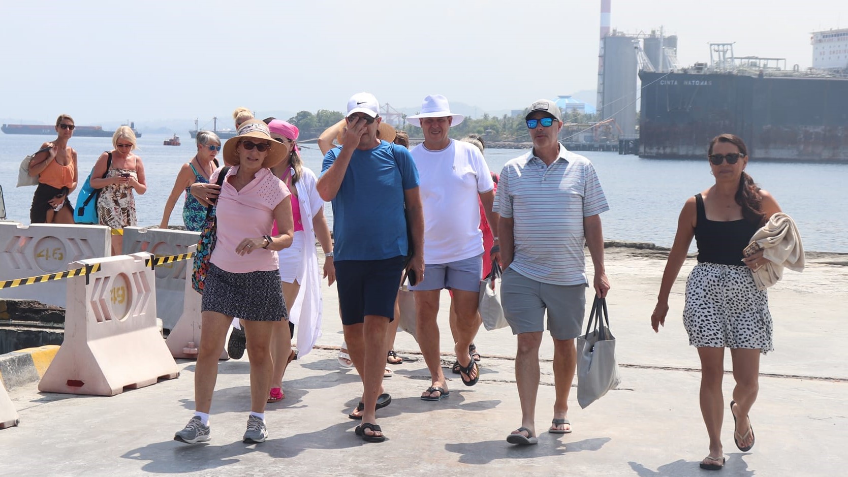BERGELIAT: Wisatawan mancanegara saat berjalan di dermaga Pelabuhan Celukan Bawang.