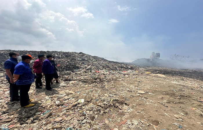 Pj. Bupati Buleleng Ketut Lihadnyana bersama sejumlah kepala Organisasi Perangkat Daerah (OPD) saat mengecek kebakaran timbunan sampah yang terjadi di TPA Bengkala.