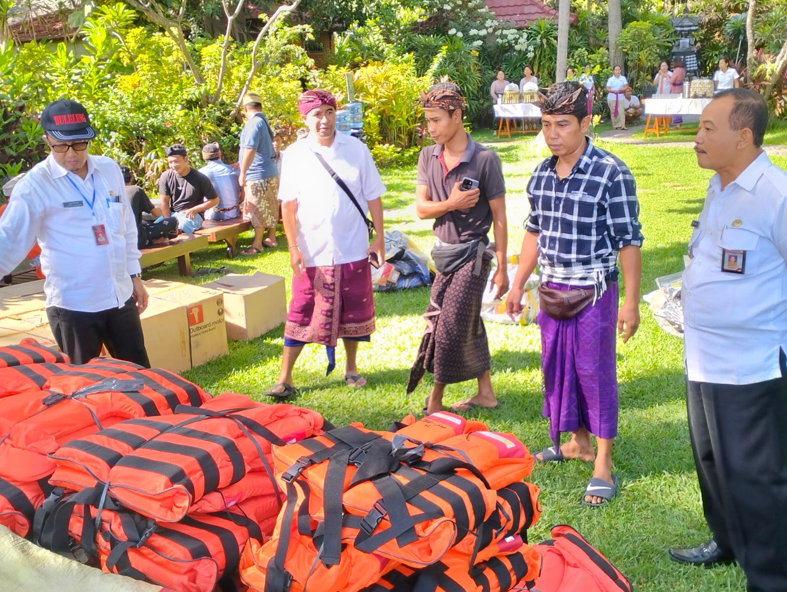 DEMI KESELAMATAN: Bantuan life jacket yang diberikan Pemkab Buleleng kepada nelayan di Kecamatan Tejakula.