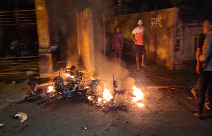 Tiga unit sepeda motor milik pecalang Banjar Tangtu Kesiman Kertalangu, Denpasar Timur dibakar sejumlah pemuda pada Senin tanggal 1 Januari 2024 dini hari.