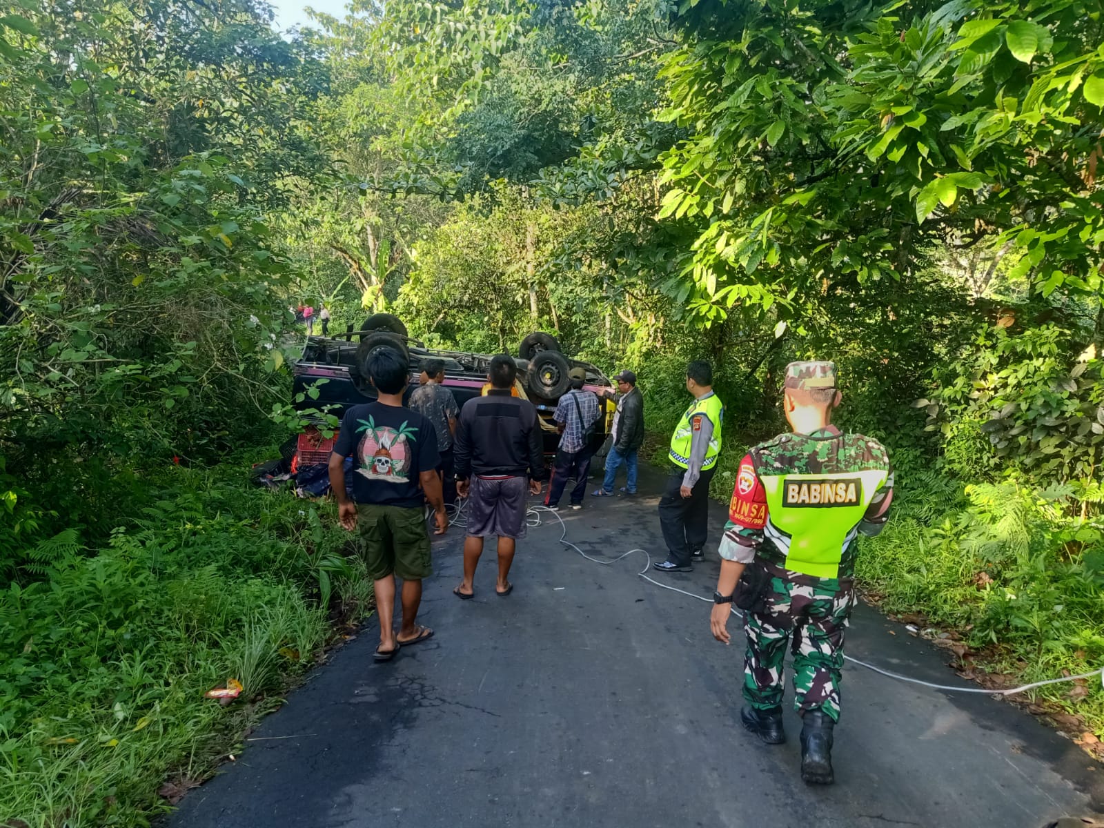 TRAGIS: Pihak kepolisian bersama warga dan TNI berusaha mengevakuasi mobil pikap yang terguling di tanjakan Batuapi, Desa Sepang, Kecamatan Busungbiu.
