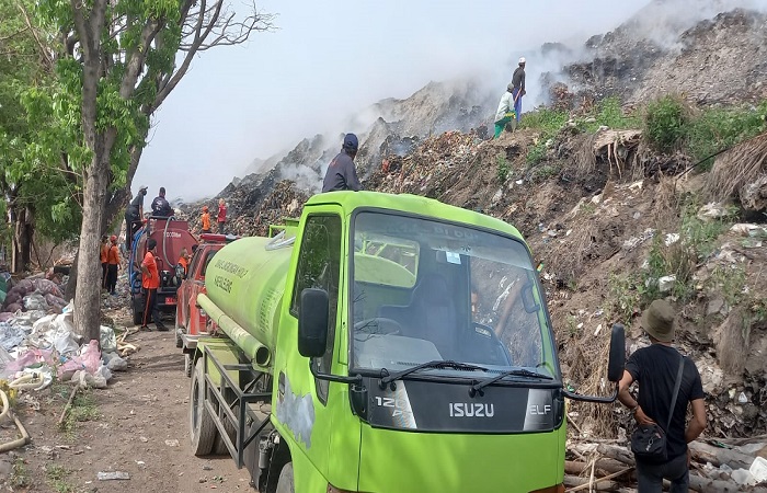 Tim gabungan dari Badan Penanggulangan Bencana Daerah (BPBD) Buleleng, Dinas Pemadam Kebakaran Buleleng, dan Dinas Lingkungan Hidup (DLH) Buleleng berjibaku memadamkan api yang membakar sampah di TPA.