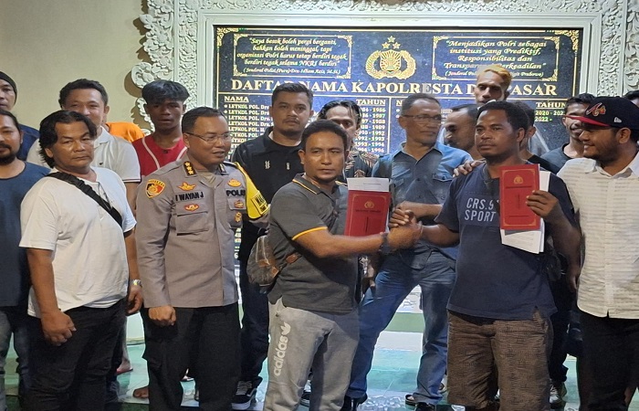 Wakapolresta Denpasar mediasi keributan antar warga di Banjar Tangtu, Denpasar Timur. Kedua belah pihak sepakat berdamai.