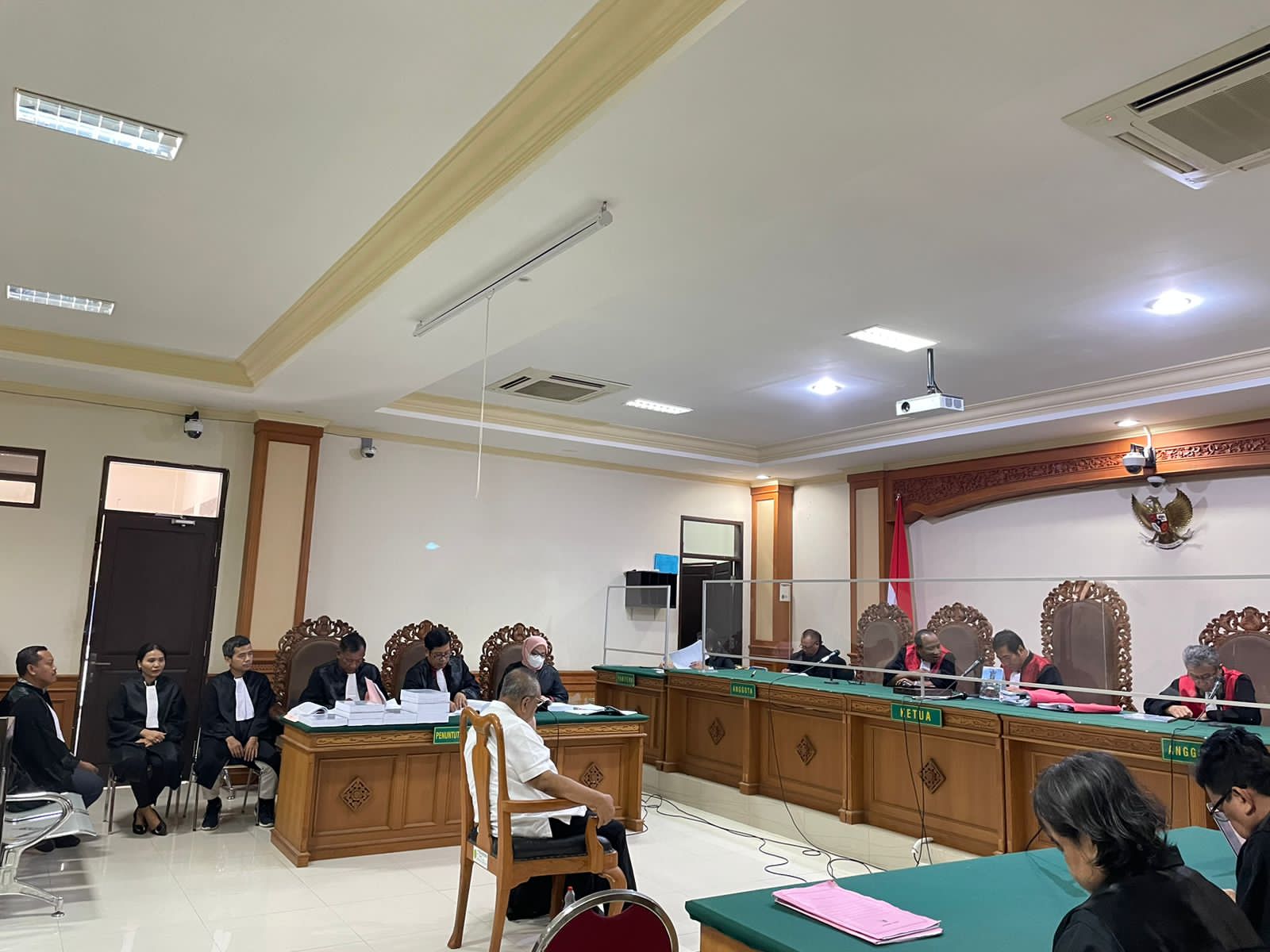DIADILI: Eks Kajari Buleleng, Fahrur Rozi duduk di kursi terdakwa dalam sidang korupsi di Pengadilan Tipikor Denpasar, Rabu (3/1/2024)