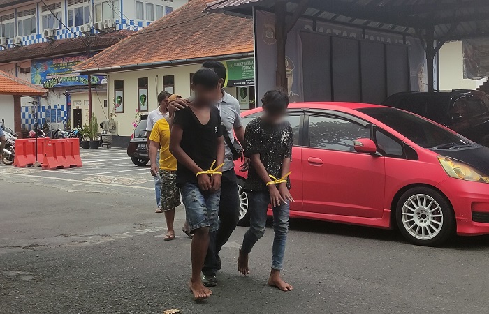 Dua remaja Terduga Pelaku begal sopir grab digiring di Polres Gianyar. Salah satu pelaku utama belum bisa dimintai keterangan karena diduga dalam pengaruh obat-obatan.
