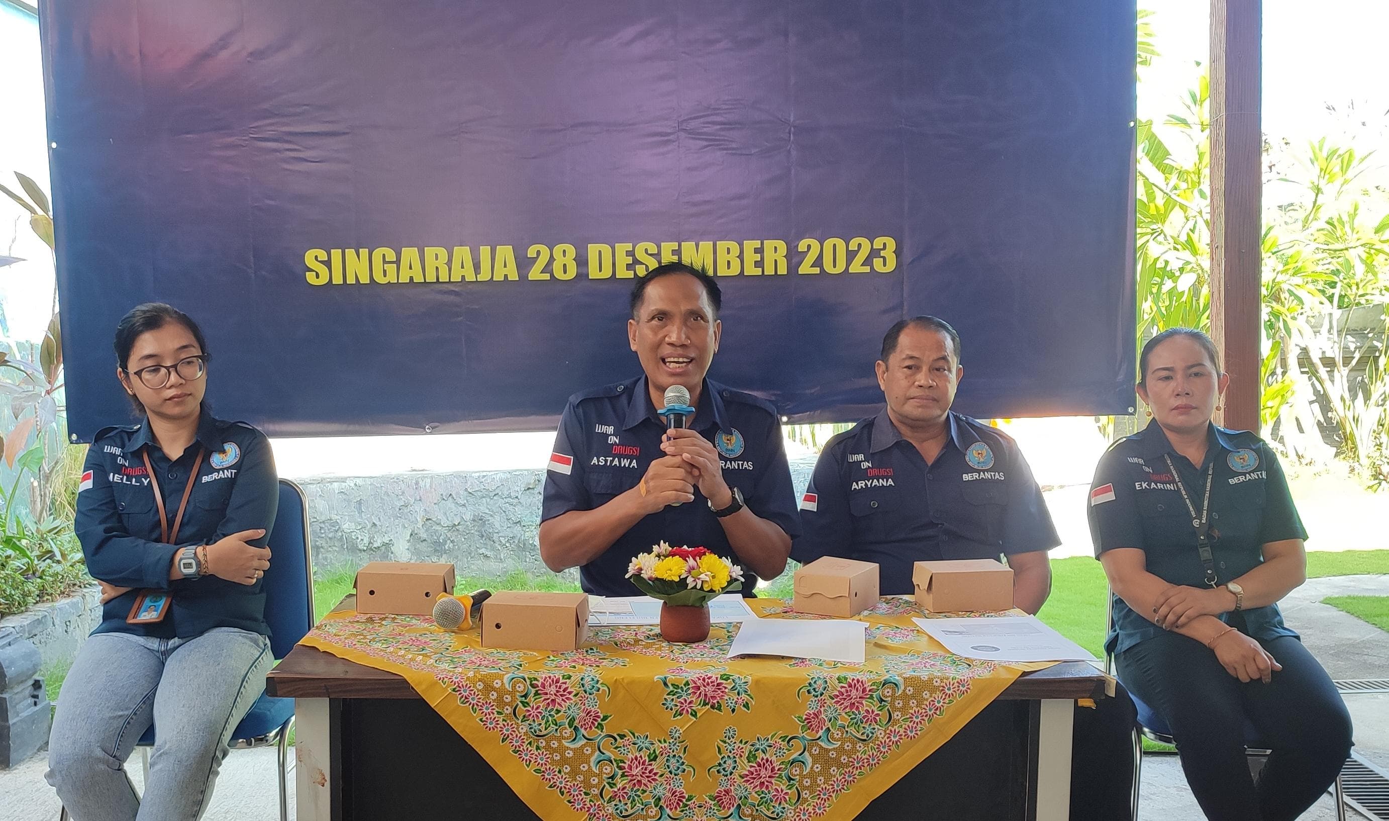 CEGAH NARKOBA: Kepala BNN Kabupaten Buleleng, AKBP I Gede Astawa (dua dari kiri), saat memberikan keterangan pers di Singaraja, belum lama ini.