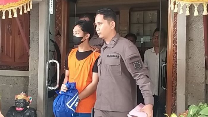 PELAKU RUDAPAKSA: Kadek Dwi Arnata alias Jro Dasaran Alit digelandang ke Lapas Tabanan. Dia ditahan setelah melakukan rudapaksa terhadap seorang wanita asal Buleleng.