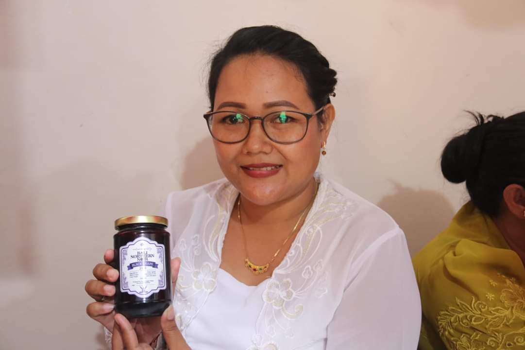 INOVASI DESA: Wakil Ketua KWT Amertha Nadi, Nyoman Ratna Dewi menunjukkan selai anggur.