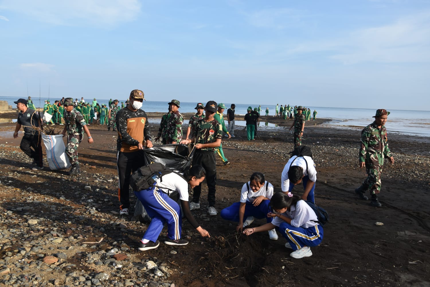 BERSIH-BERSIH PANTAI: Ribuan peserta dari unsur TNI, Polri, dan Pemerintah Kabupaten Buleleng melakukan aksi bersih-bersih pantai di Kota Singaraja sepanjang 9,6 kilometer.