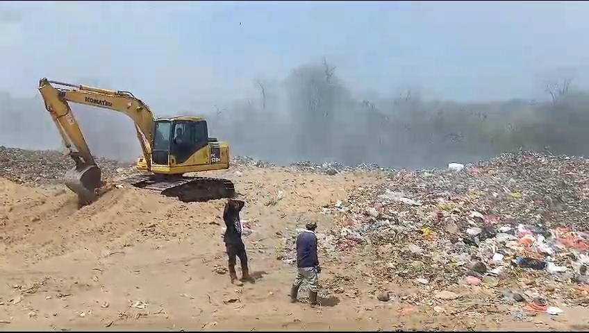 MASIH BERASAP: Alat berat di TPA Bengkala masih melakukan penataan timbunan sampah, dampak kebakaran yang terjadi sejak 29 Desember lalu.