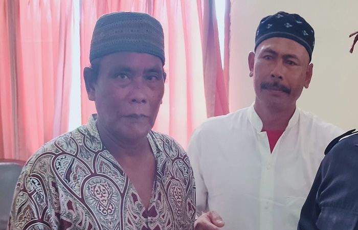 Muhammad Rasyid (kiri) dan Achmad Zaini (kanan) di Polsek Gerokgak belum lama ini. Keduanya ditetapkan tersangka kasus penistaan agama saat Nyepi.