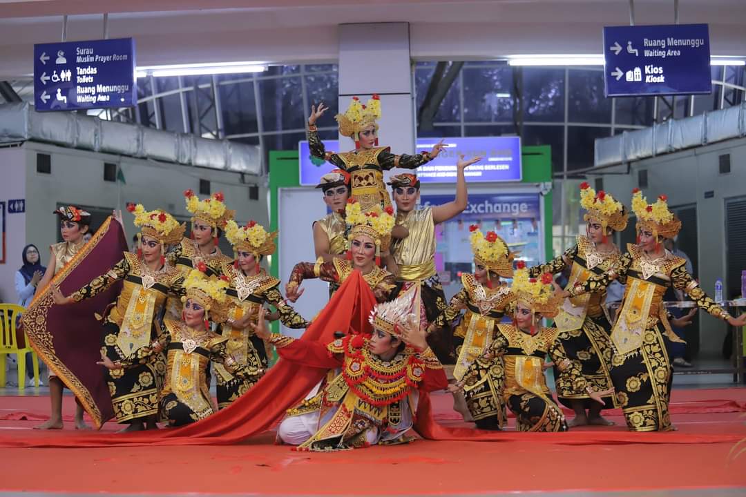 PENTAS INTERNASIONAL: Penampilan Sanggar Seni Santhi Budaya pada festival internasional bertajuk Pesta Genderang Nusantara, di Malaysia.