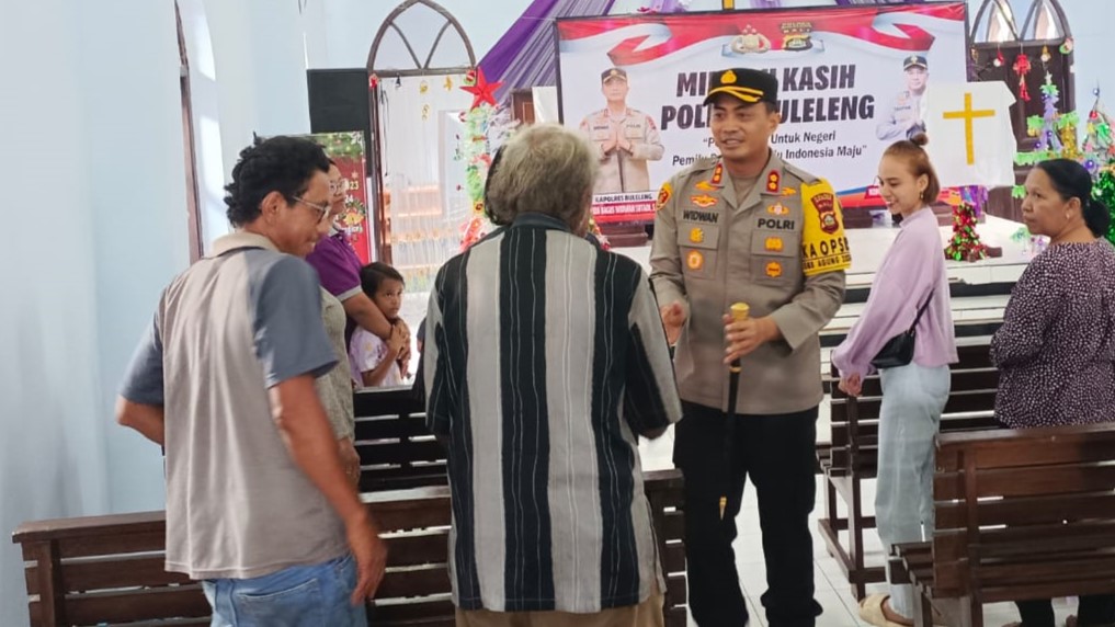 MINGGU KASIH: Kapolres Buleleng, AKBP Ida Bagus Widwan Sutadi saat menyambangi jemaat kristiani di GKPB Air Hidup Desa Banyupoh.