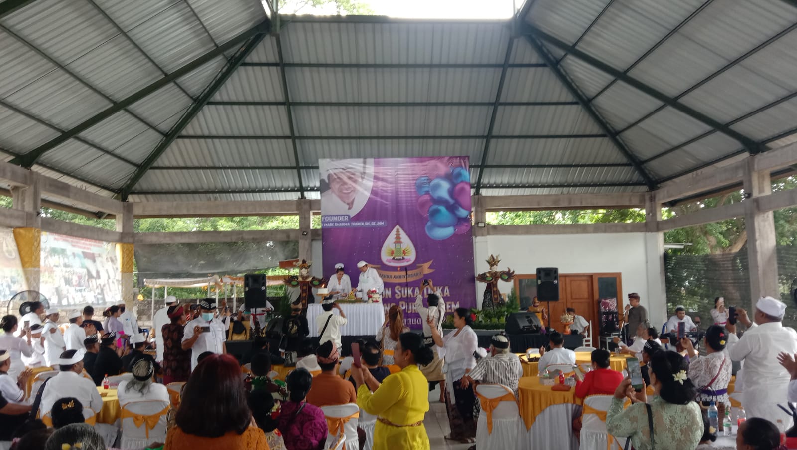 EVALUASI: Suasana rapat evaluasi sekaligus peringatan hari jadi ketiga Petunon Suka Duka Krama Pura Dalem Desa Adat Buleleng.