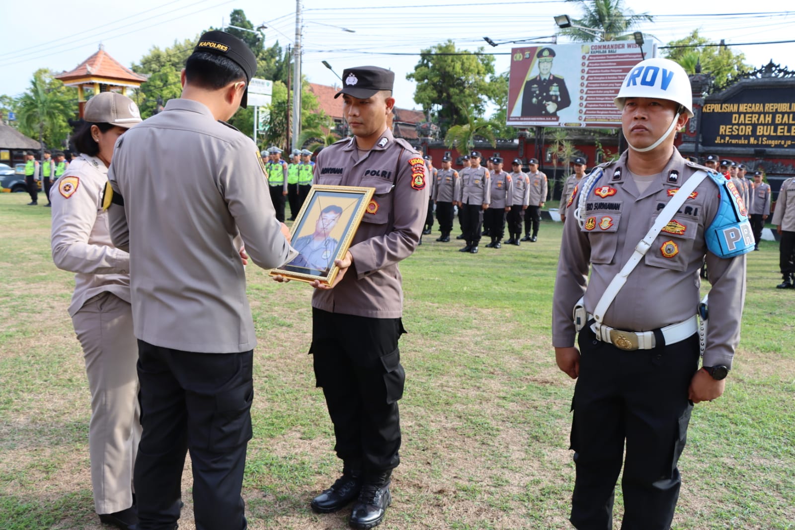 PECAT: Kapolres Buleleng AKBP Ida Bagus Widwan Sutadi melakukan pemecatan secara simbolis dengan cara mencoret foto.