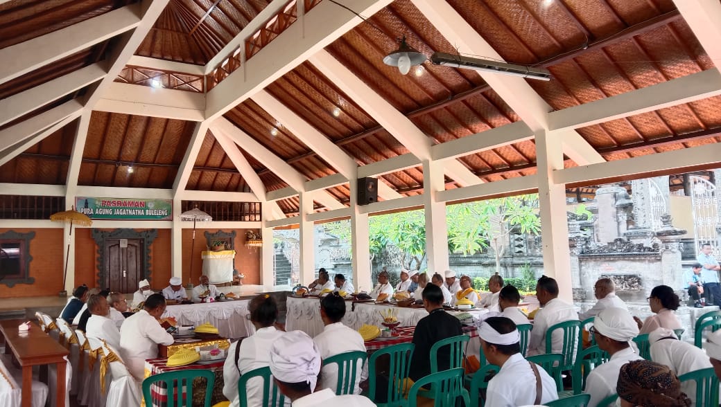 PARUMAN: Paruman PHDI Buleleng dengan agenda membahas program kerja tahun 2024 yang diselenggarakan di Wantilan Pura Agung Jagatnatha, Senin (8/1/2024).