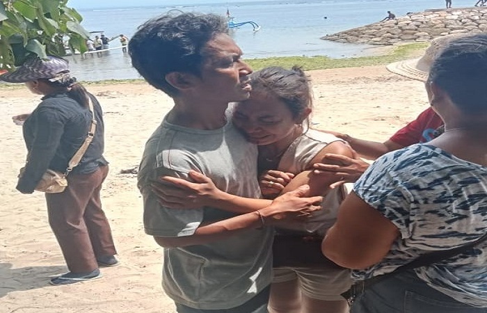 Istri korban tenggelam di Pantai Sanur, Ni Nyoman Yanti tampak menangis dan ditenangkan kerabatnya.