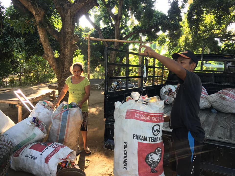 SAMPAH JADI HARTA: Aktivitas pengelolaan sampah yang dilakukan Bank Sampah Kaliber di Lovina.