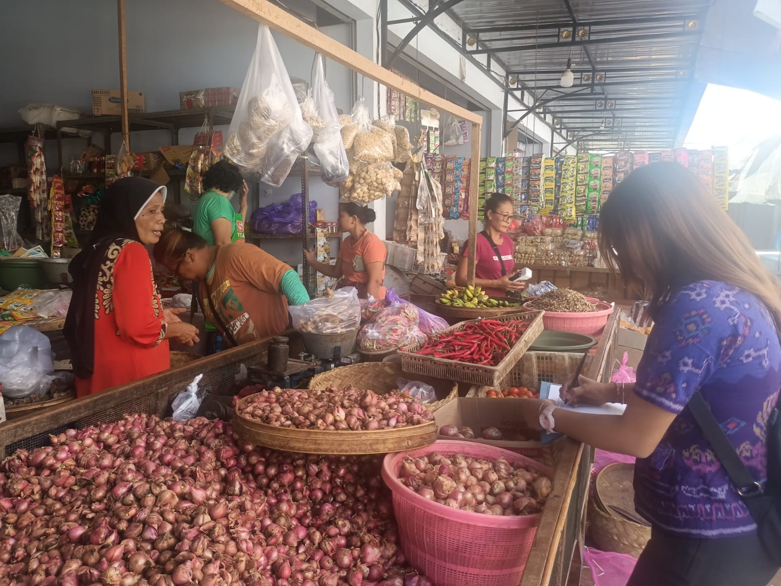 SEMBAKO: Pemantauan harga sembako di salah satu pasar tradisional yang ada di Buleleng.