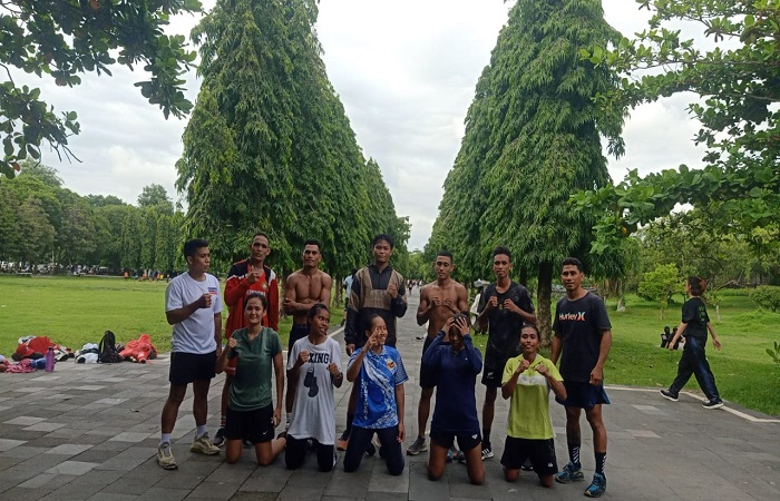 Para atlet tinju Bali melakukan latihan di Lapangan Renon, Denpasar.