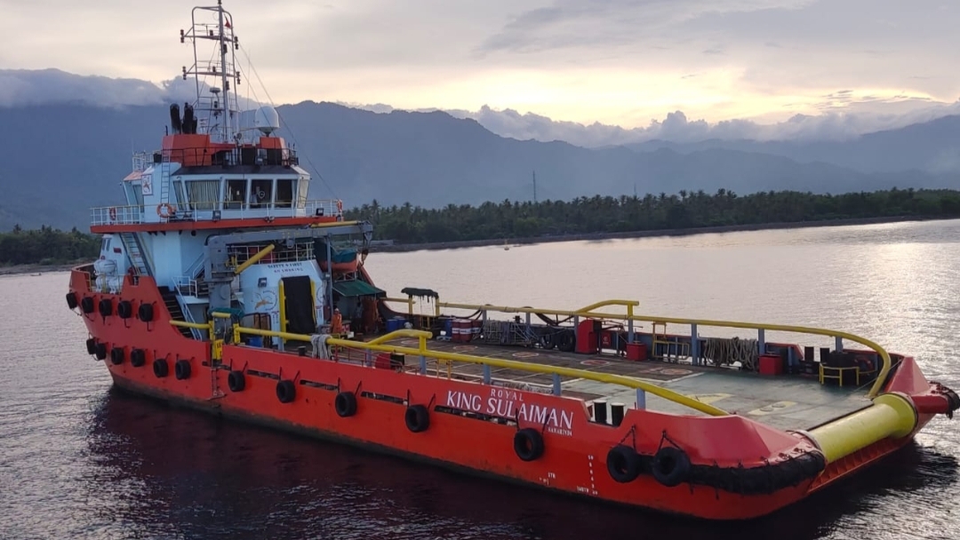 LAKUKAN PENYISIRAN: Salah satu tug boat yang digunakan melakukan penyisiran dan pembersihan rumpon.