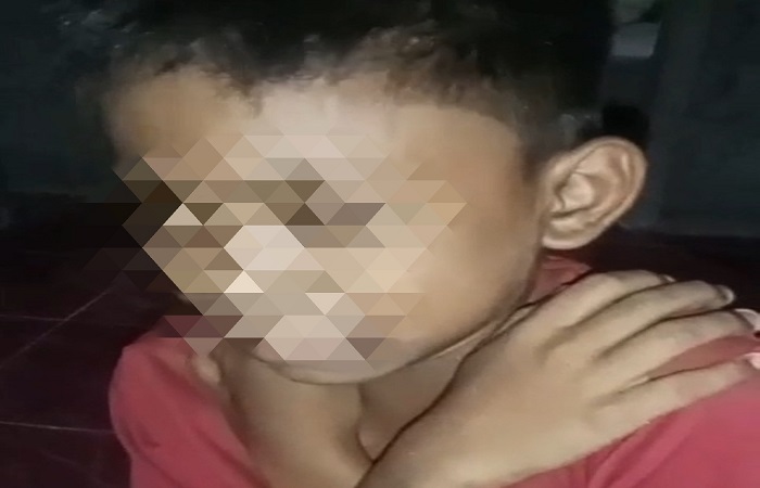 Screenshot potongan video saat pelaku menganiaya anak laki-lakinya.