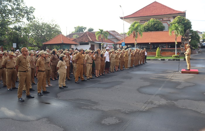 Sekda Buleleng, Gede Suyasa mengatakan saat ini Pemkab Buleleng sudah merampungkan draf peraturan bupati mengenai jam kerja ASN. Ini sesuai dengan peraturan gubernur Bali yang baru.