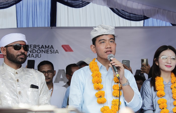 Cawapres nomor urut 2, Gibran Rakabuming Raka melakukan kampanye dan Sadu Arep dengan Masyarakat Buleleng. Ia mengatakan pembangunan bandara di Buleleng sangat urgen.