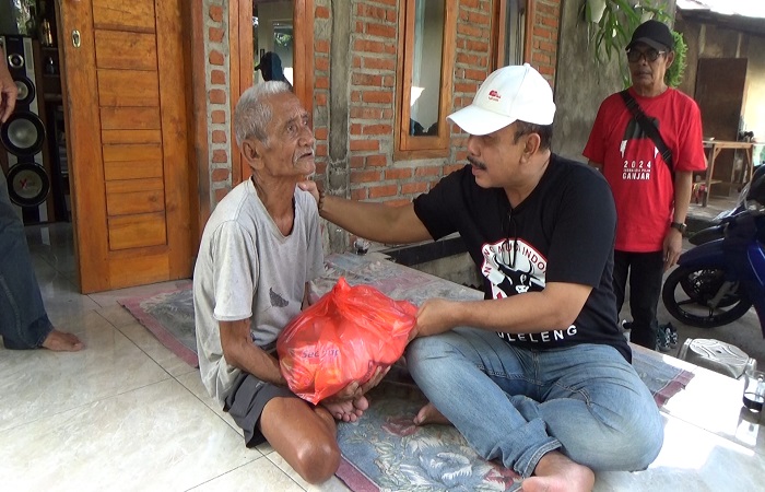 Kader lawas PDIP di Buleleng mendapat bantuan paket sembako dari BMI Buleleng. Ini sebagai bentuk penghargaan atas perjuangan mereka saat masa-masa sulit partai.