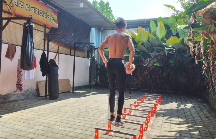 Atlet Wushu Tabanan sedang latihan fisik untuk mempersiapkan diri dalam ajang PON di Aceh-Sumatera Utara beberapa bulan mendatang.