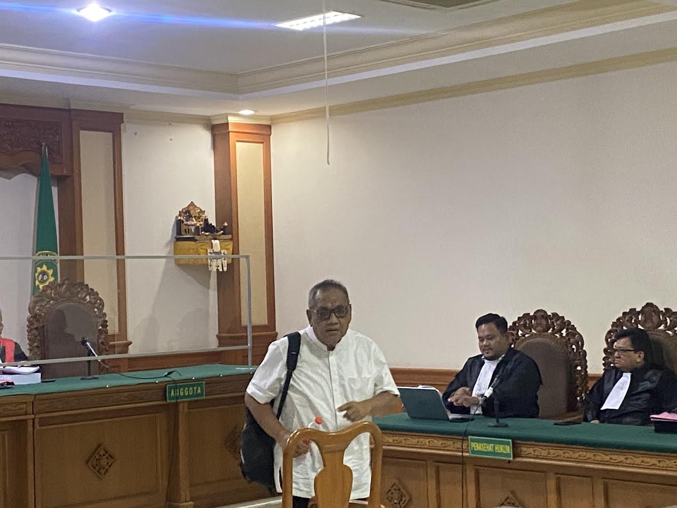 KORUPSI: Mantan Kajari Buleleng, Fahrur Rozi saat menjalani proses persidangan di Pengadilan Tipikor Denpasar.