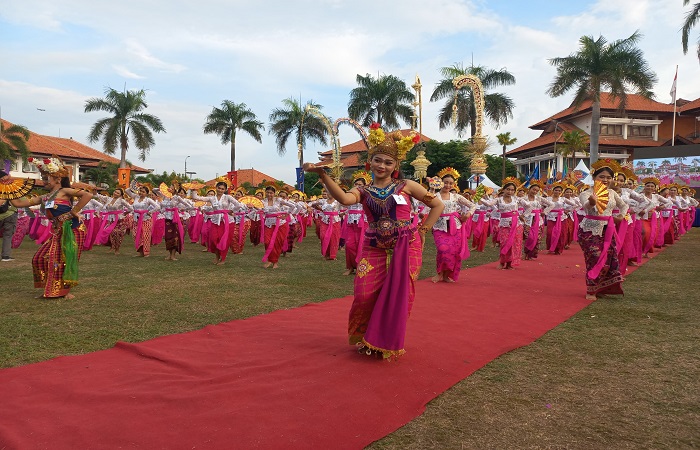 Sebanyak 1.131 orang menarikan Tari Joged Harmoni. Selain tercatat sebagai rekor dunia, pementasan ini juga sebagai upaya kembalikan marwah joged.