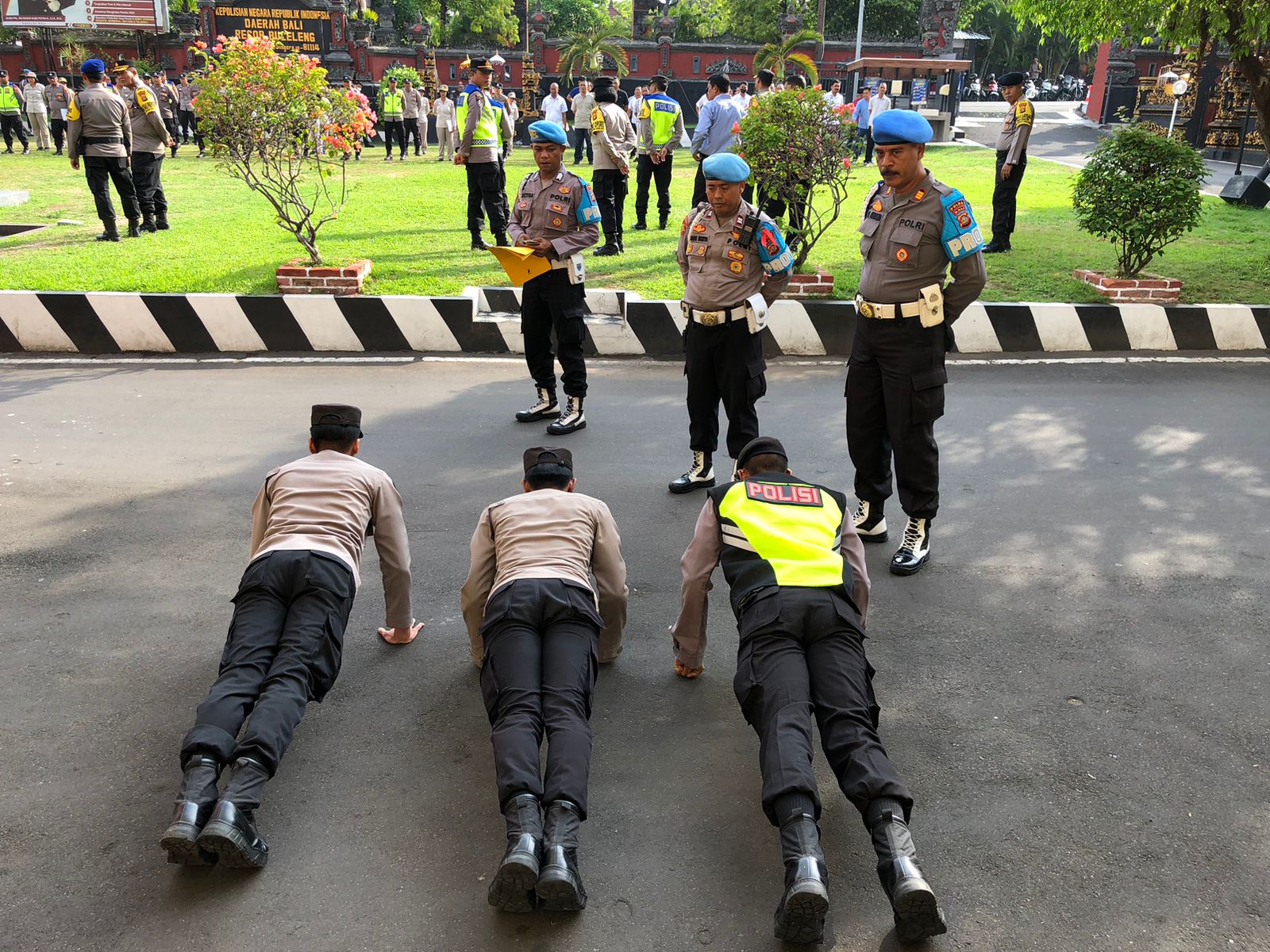 KENA SANKSI: Tiga orang personel Polres Buleleng kena hukuman push up saat Polda Bali melakukan sidak.