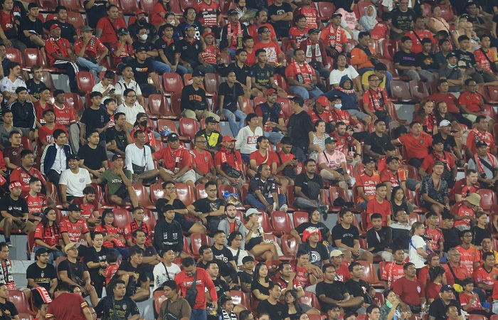 Suporter Bali United setia mendukung tim kesayangannya di Stadion Dipta Gianyar saat laga Bali United Vs Persita belum lama ini.