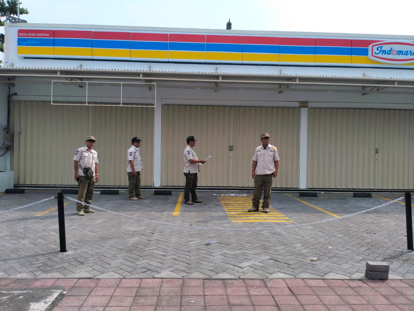 TANPA IZIN: Polisi Pamong Praja Buleleng mengecek bangunan tanpa izin di Jalan Dewi Sartika, Buleleng.