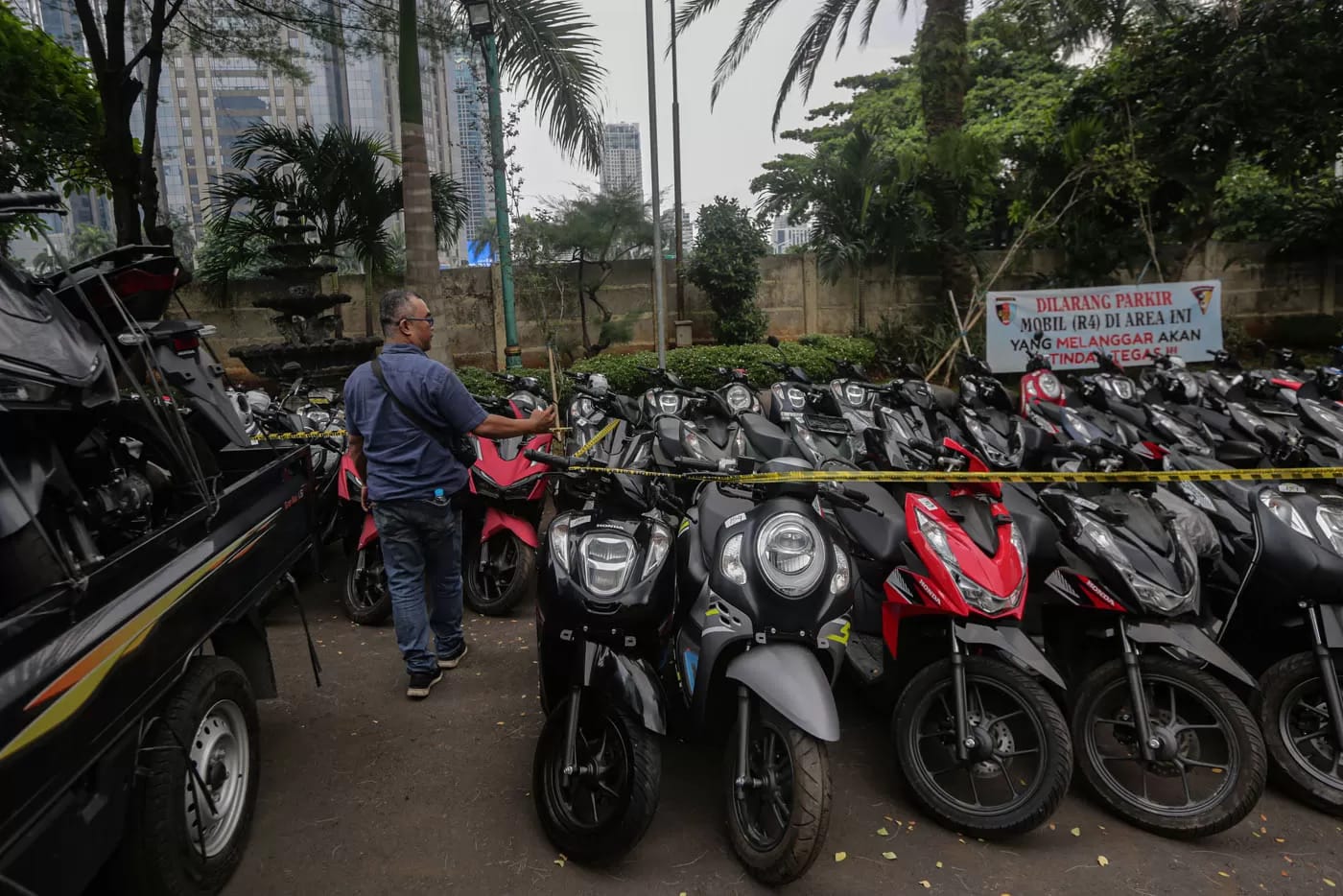 Warga didampingi polisi mencari kendaraan miliknya yang hilang usai rilis ratusan kendaraan hasil curian yang ditampung di Gudang Balkir Pusat Zeni TNI Angkatan Darat (AD).