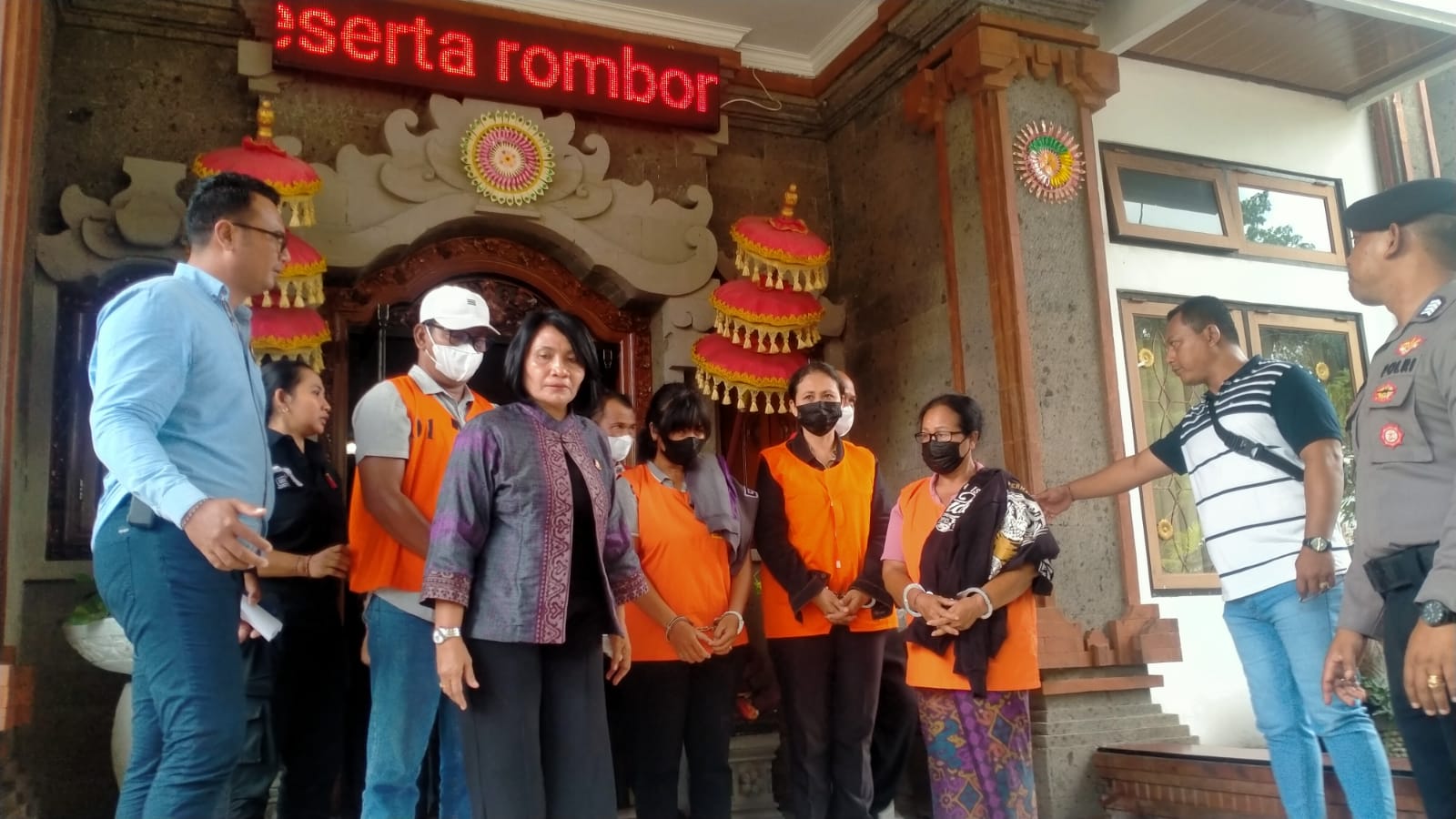 Empat orang tersangka masing-masing inisial NPA, IWS, LM dan NPW. Mereka diduga melakukan korupsi uang miliaran rupiah di PNPM Mandiri Kediri Tabanan.