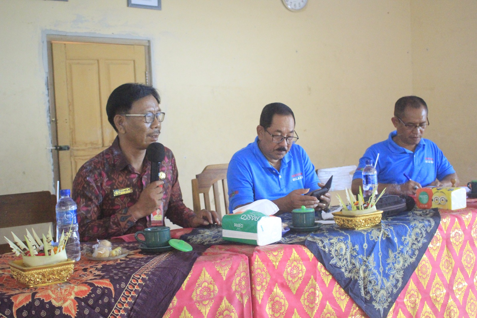 PENDIDIKAN: Kepala Dinas Pendidikan Pemuda dan Olahraga (Disdikpora) Buleleng, Made Astika (paling kiri) dalam pertemuan di SDN 3 Tinga-Tinga.