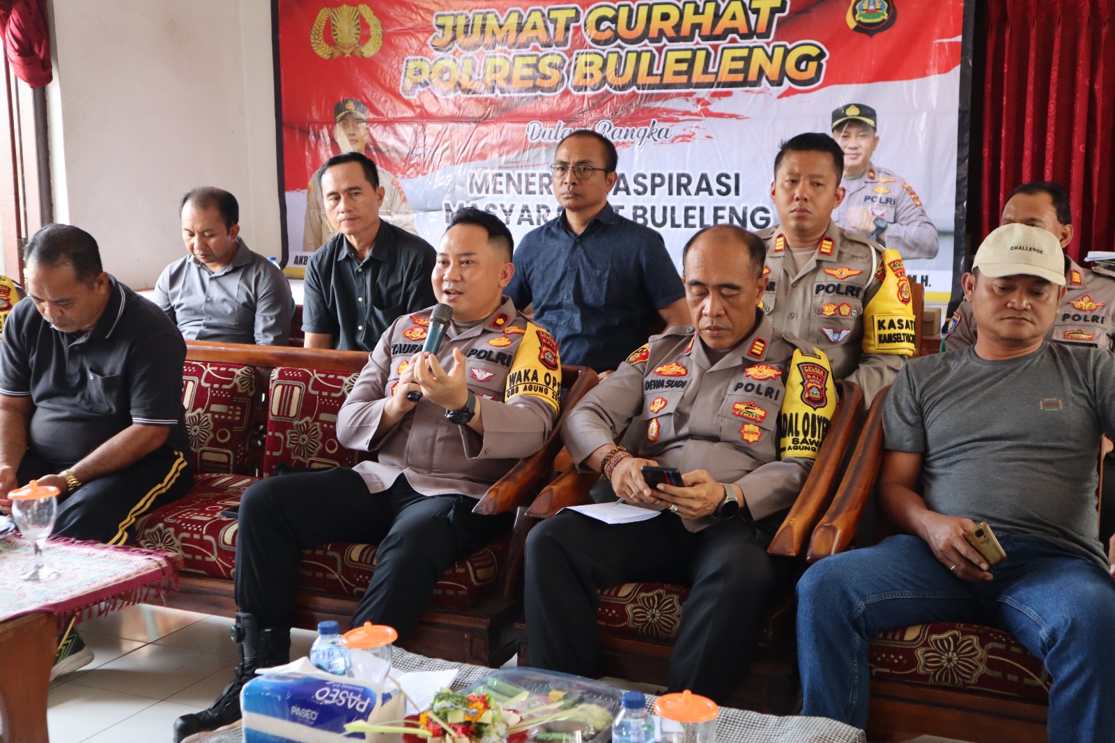SERAP ASPIRASI: Wakapolres Buleleng, Kompol Taufan Rizaldi (pegang microphone) saat agenda Jumat Curhat Polres Buleleng di Kantor Perbekel Sawan, Jumat (12/1/2024).