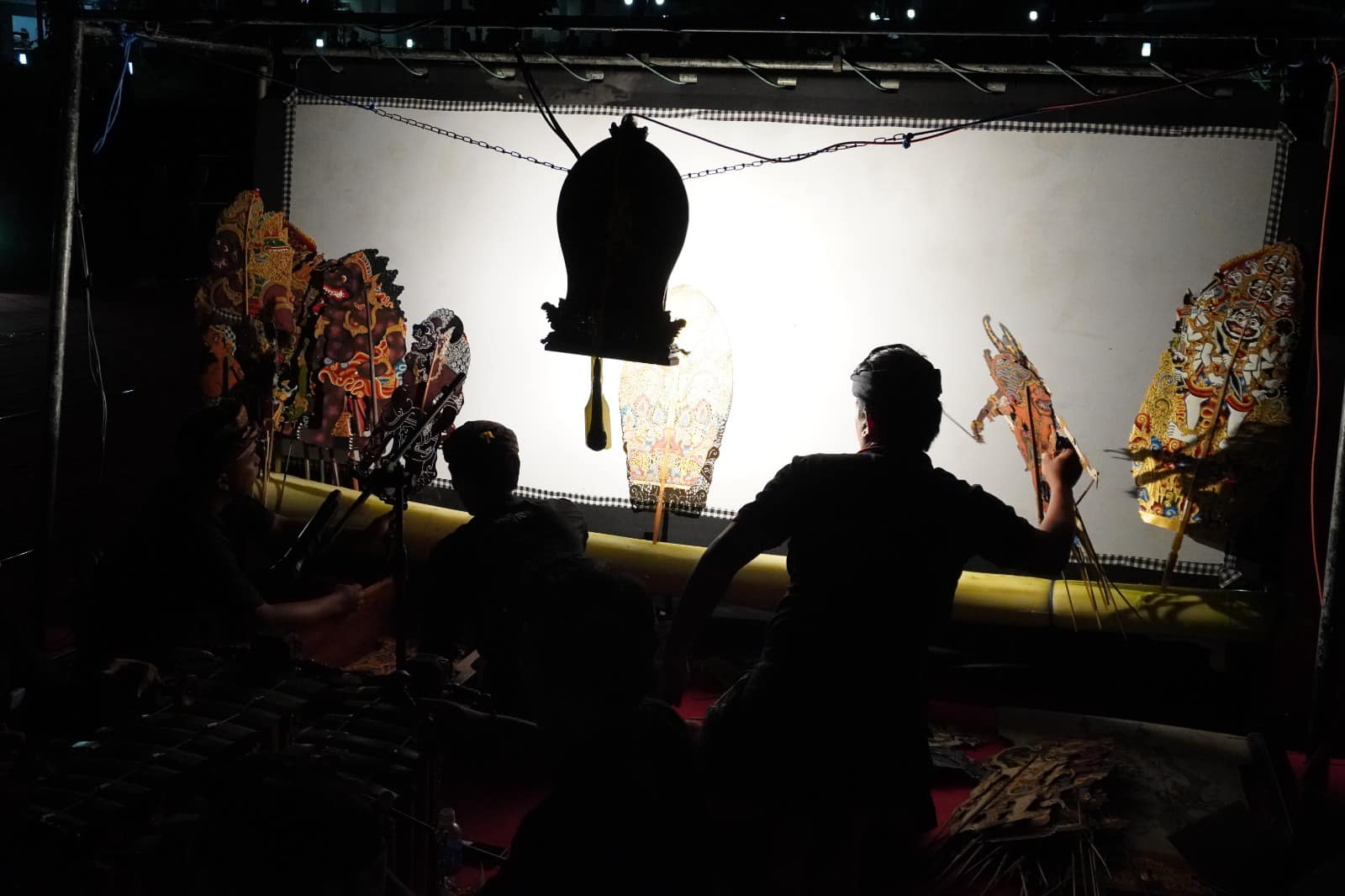 SENI TRADISI: Penampilan wayang kulit dari Komunitas Pedalangan Kercen Mas. Wayang itu dimainkan dalang muda Komang Wahya Saputra.