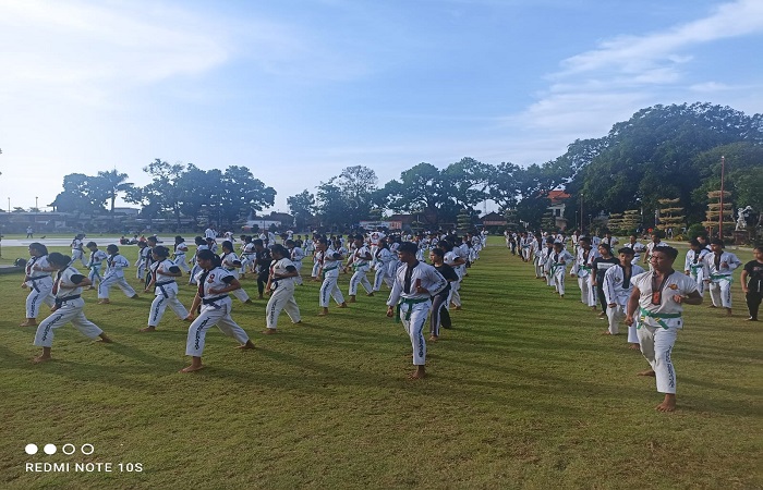 Ratusan atlet Tarung Derajat latihan bersama yang berlangsung di alun-alun kota Gianyar.