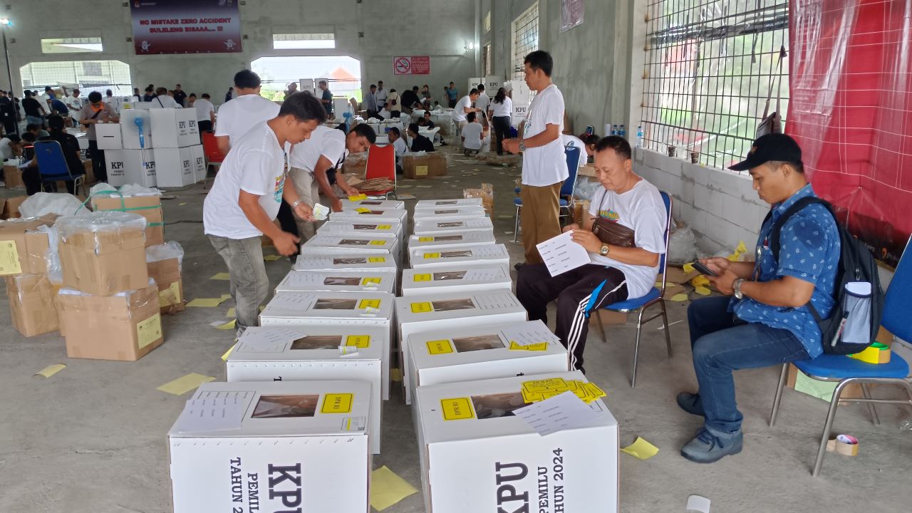 LOGISTIK PEMILU: Proses setting dan pengepakan logistik Pemilu 2024 di Gudang Logistik KPU Buleleng.