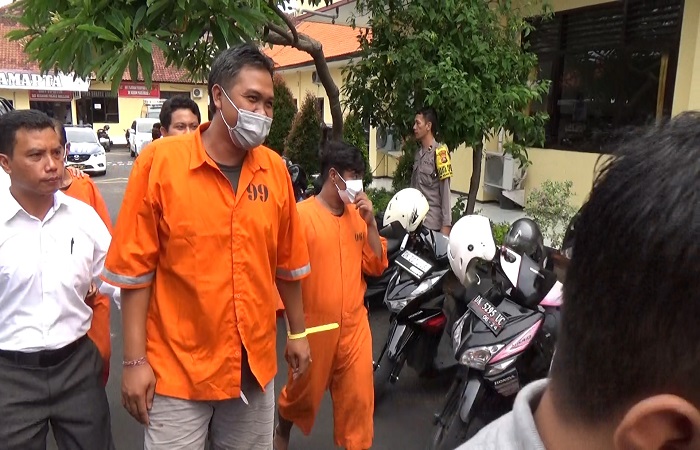 Tiga tersangka narkotika jenis sabu tampak pasrah, bahkan masih bisa bercakap-cakap saat dihadirkan polisi dalam rilis pers pada Senin (15/1) di Mapolres Buleleng.