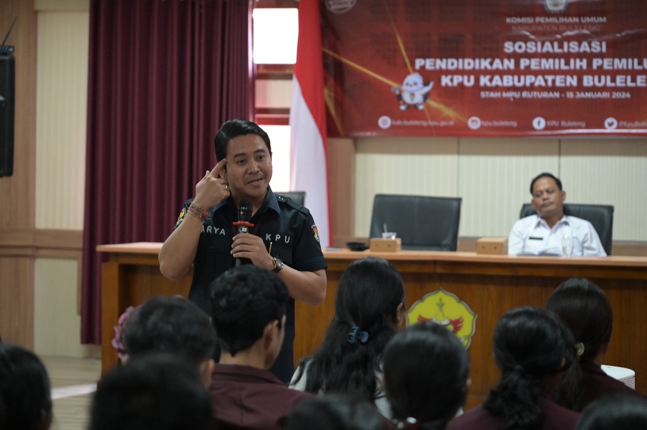 SOSIALISASI PEMILU: Komisioner KPU Buleleng, Putu Arya Suarnata saat memberikan sosialisasi kepada mahasiswa di Aula STAH Mpu Kuturan.