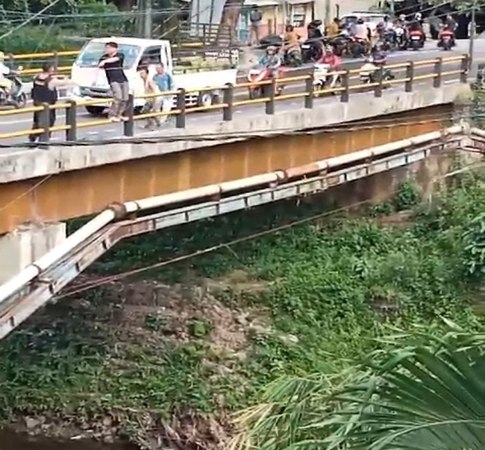 Situasi saat WNA hendak bunuh diri dengan cara lompat dari jembatan di Desa Pergung, Kecamatan Mendoyo.