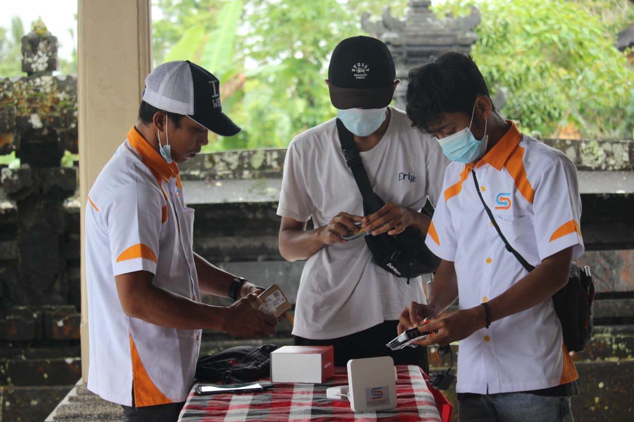 INTERNET GRATIS: Survei pemasangan wifi gratis di Kecamatan Busungbiu.