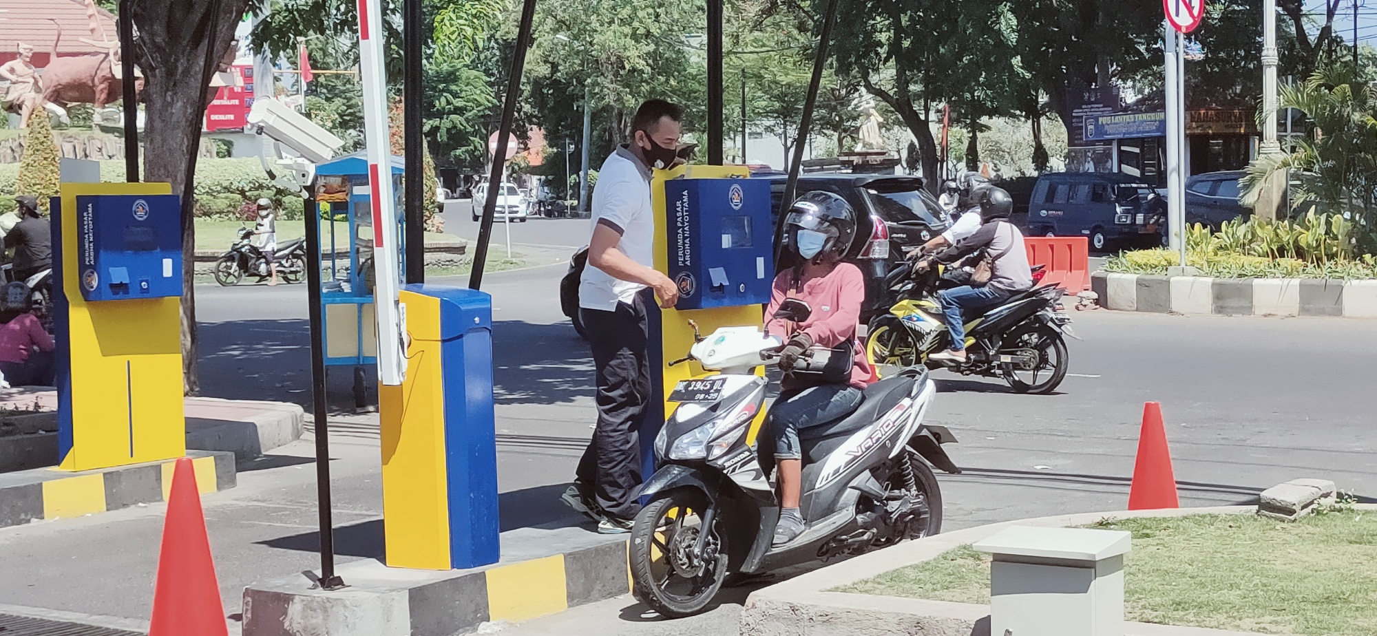 PARKIR DULU: Pengunjung saat hendak parkir di Pasar Banyuasri.
