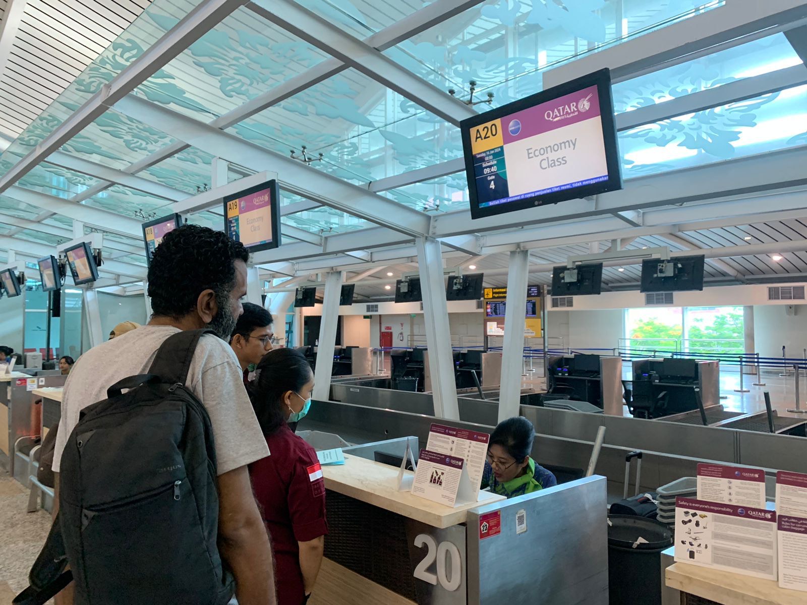 DEPORTASI: WNA asal Mesir menjalani proses deportasi melalui Bandara Ngurah Rai Denpasar.